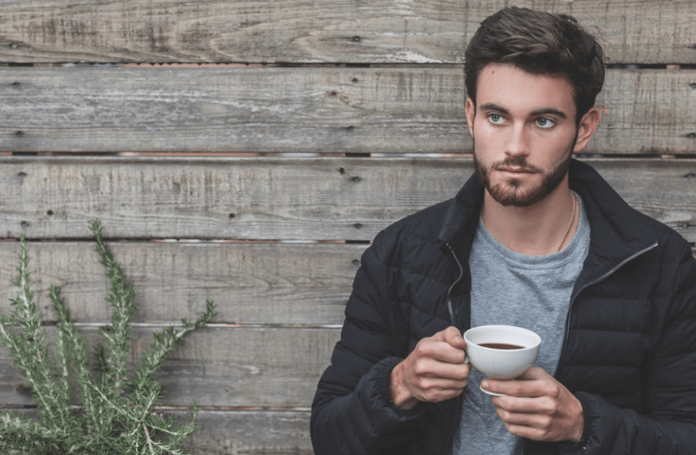muž pije čaj, aby se zabránilo prostatitidě